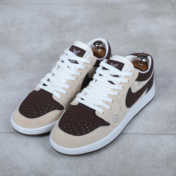 7W0A5908 کتونی مردانه ایر جردن ۱ (Air Jordan 1) – قهوهای و کرم (استایل اسپرت)|سایز41_44 - Image 1