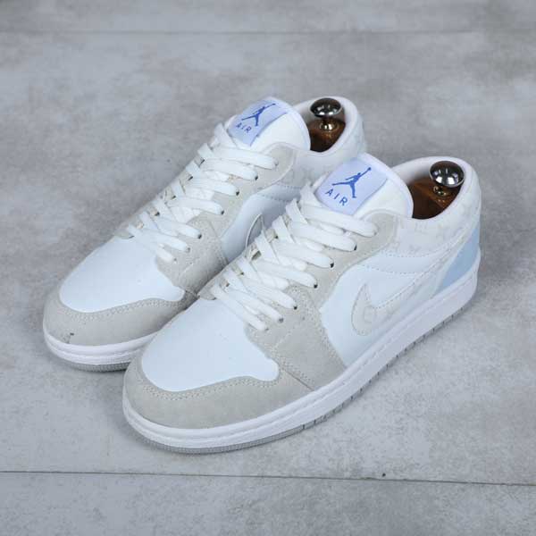 7W0A5959 کتونی مردانه ایر جردن ۱ (Air Jordan 1) – آبی، سفید و بژ (کد HP)|سایز41_44 - Image 1
